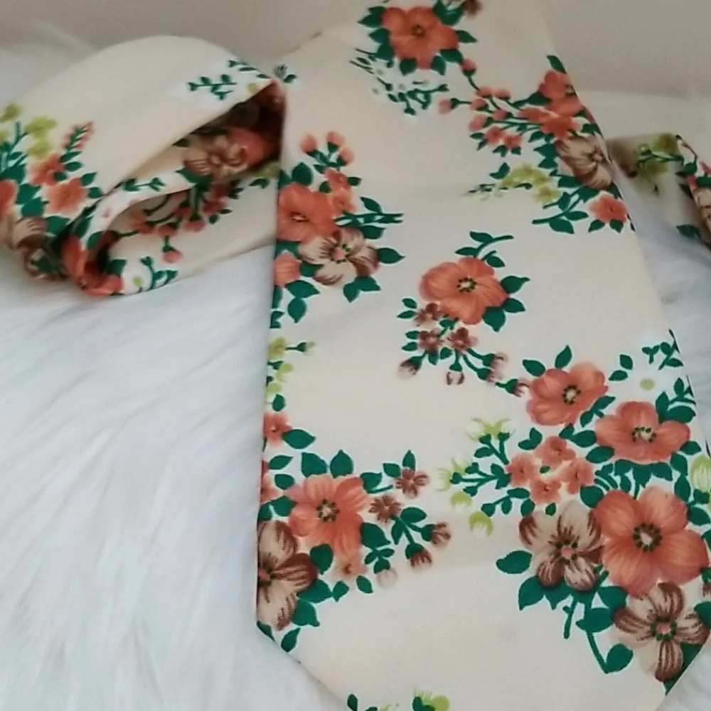 VTG Custom Tailored Fruit of the Loom Flowers Tie.